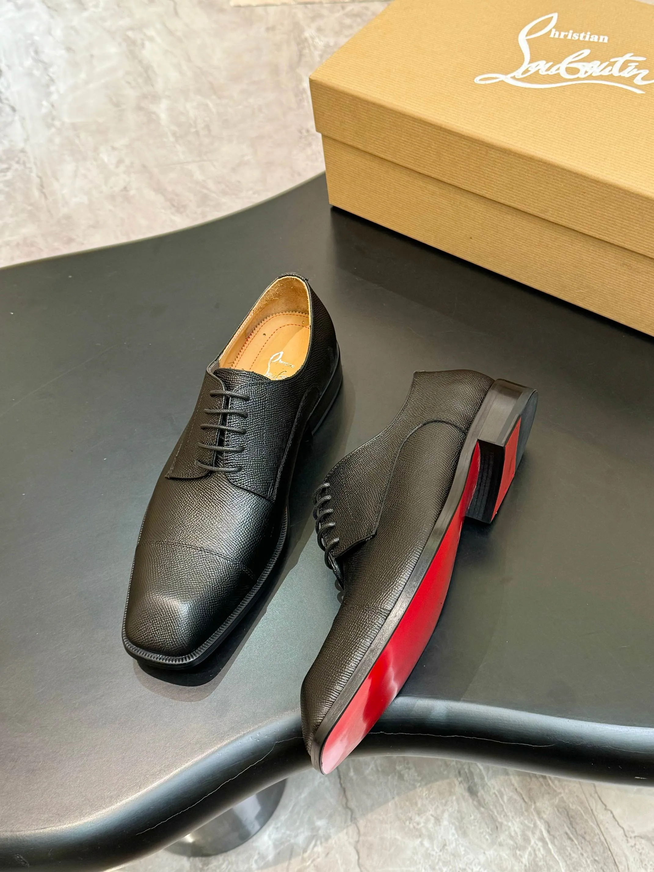 [CL red sole shoes] Top P: 1020💰 Size 39-44 (⚠️38.45.46.47 custom-made, non-returnable and non-exchangeable) 🆑High-end men's business formal leather shoes, original authentic top quality goods ••✅💯 Top original order purchasing agent! Original imported patterned cowhide ➕Imported cowhide lining ➕Cowhide feet ➕Original leather outsole~🉑️Feel free to compare the authentic ones!